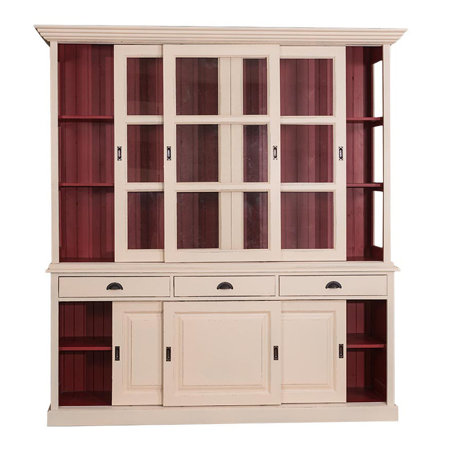 Bézs-bordó tálalószekrény nyitott oldalsó polcokkal és klasszikus formavilággal.