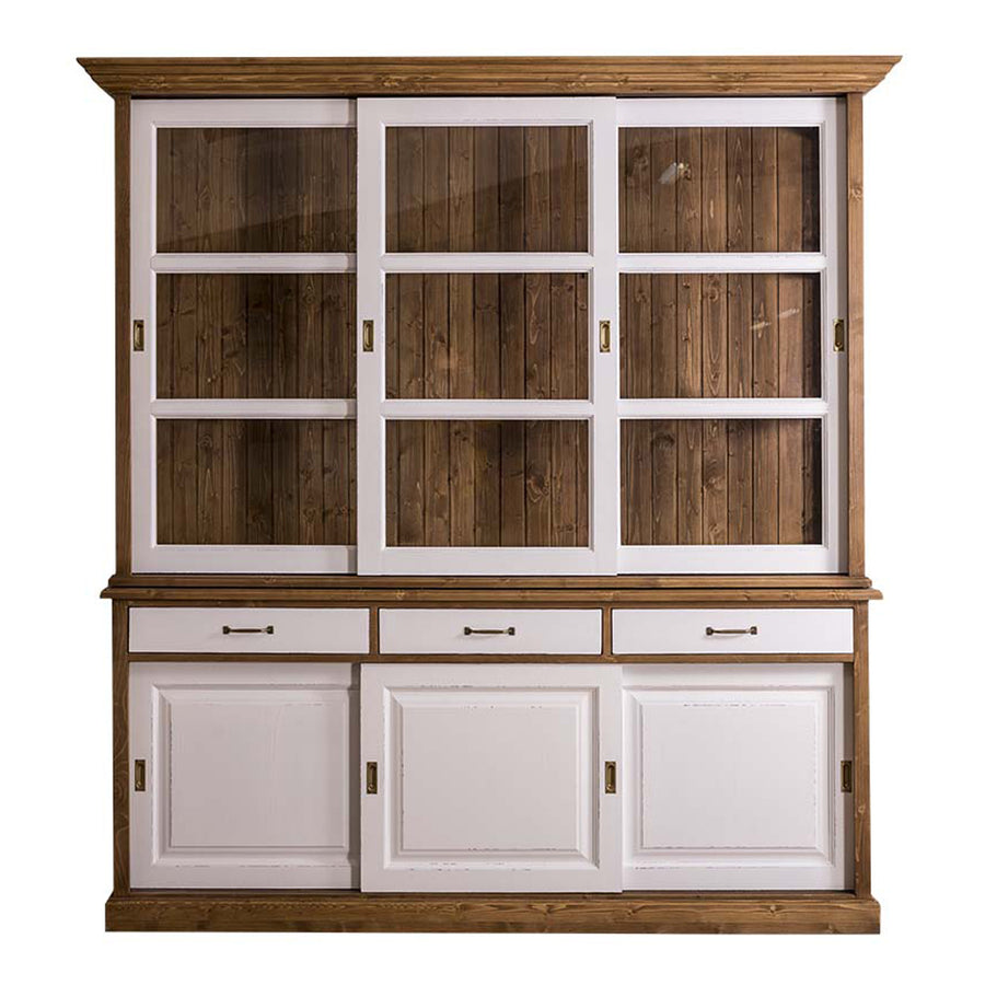 Három oldalról üvegezett, kétszintes fenyőfa tálalószekrény fehér és natúr kombinációban.