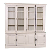 Világos bézs MAISON könyvszekrény szürke hátlappal, díszes fém fogantyúkkal és klasszikus kazettás ajtófronttal.