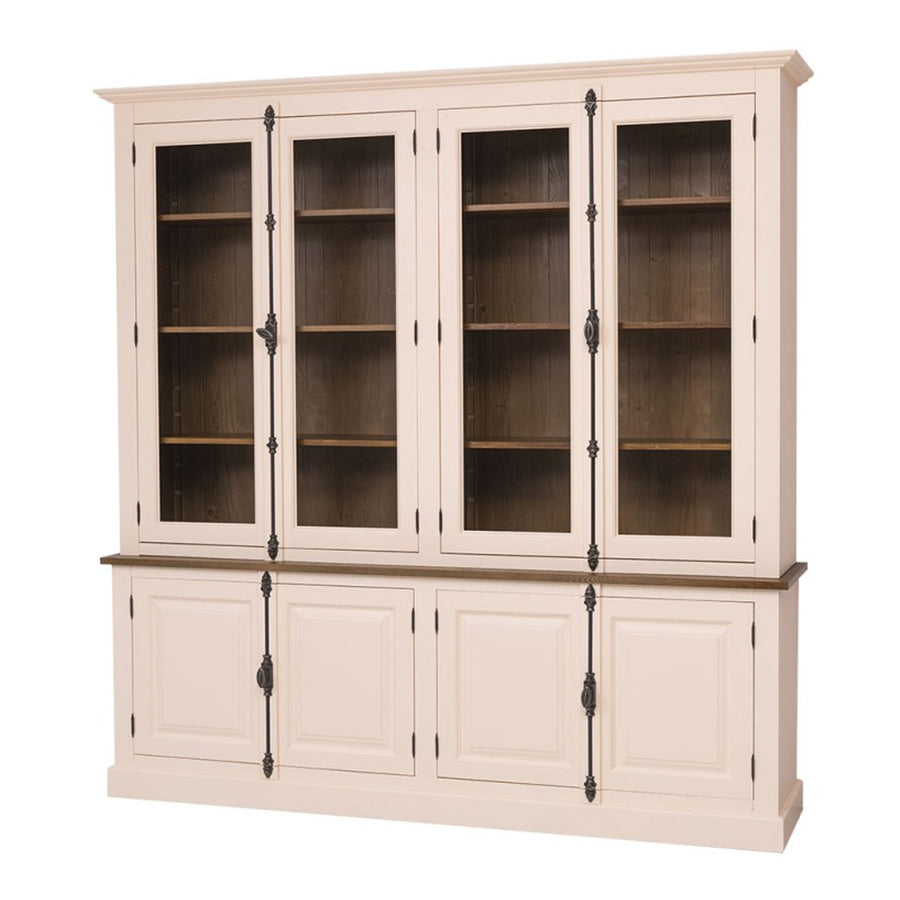 Világos bézs MAISON vitrines fenyőfa könyvszekrény sötét fa hátlappal és díszes fekete rúdzáras fogantyúkkal, klasszikus kazettás ajtófronttal.