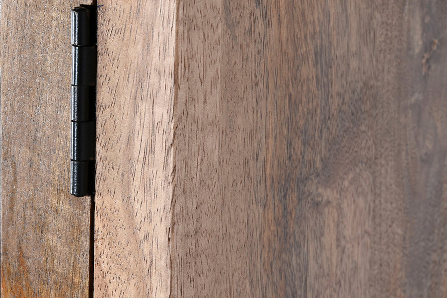 Mangófából és vasból készült, 2 ajtós tároló szekrény.