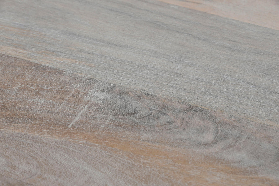 Koloniál stílusú, tömör mangófából készült étkezőasztal.