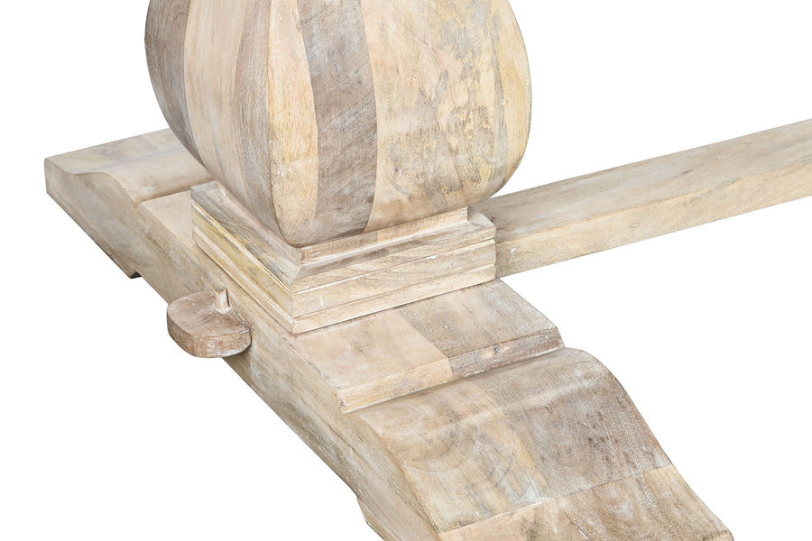 Koloniál stílusú, tömör mangófából készült étkezőasztal.