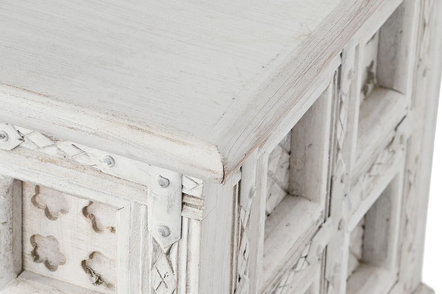 Mangófából faragott, antikolt felületű láda.