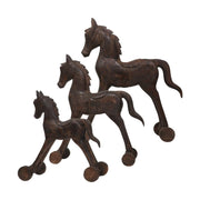 Mangófából faragott, barna színű ló figura.