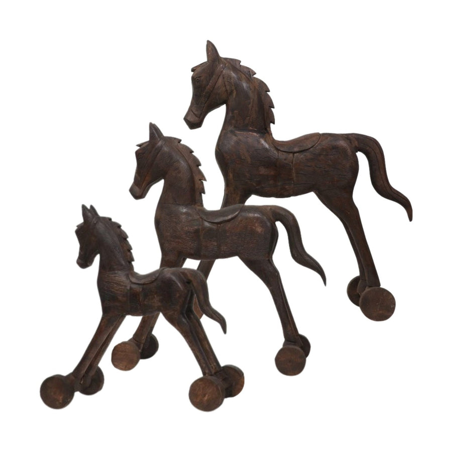 Mangófából faragott, barna színű ló figura.