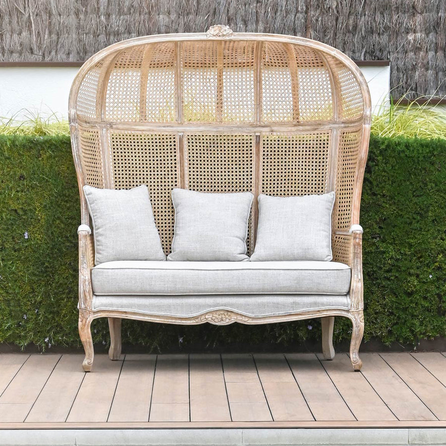 Koloniál stílusú, antikolt faragott mangófából készült, natúr színű, rattan betétes hintó szófa.