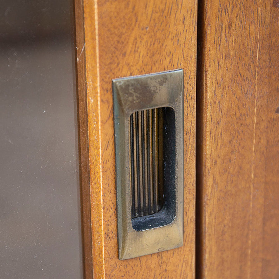 Mangófából és vasból készült kézműves vitrinszekrény.