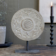 Fém talapzaton álló, antik szürkésbarna színű.