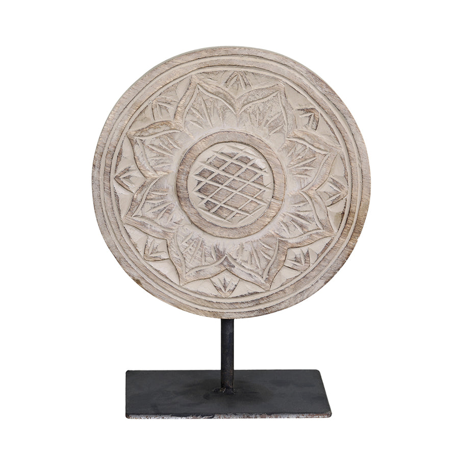 Fém talapzaton álló, antik szürkésbarna színű.