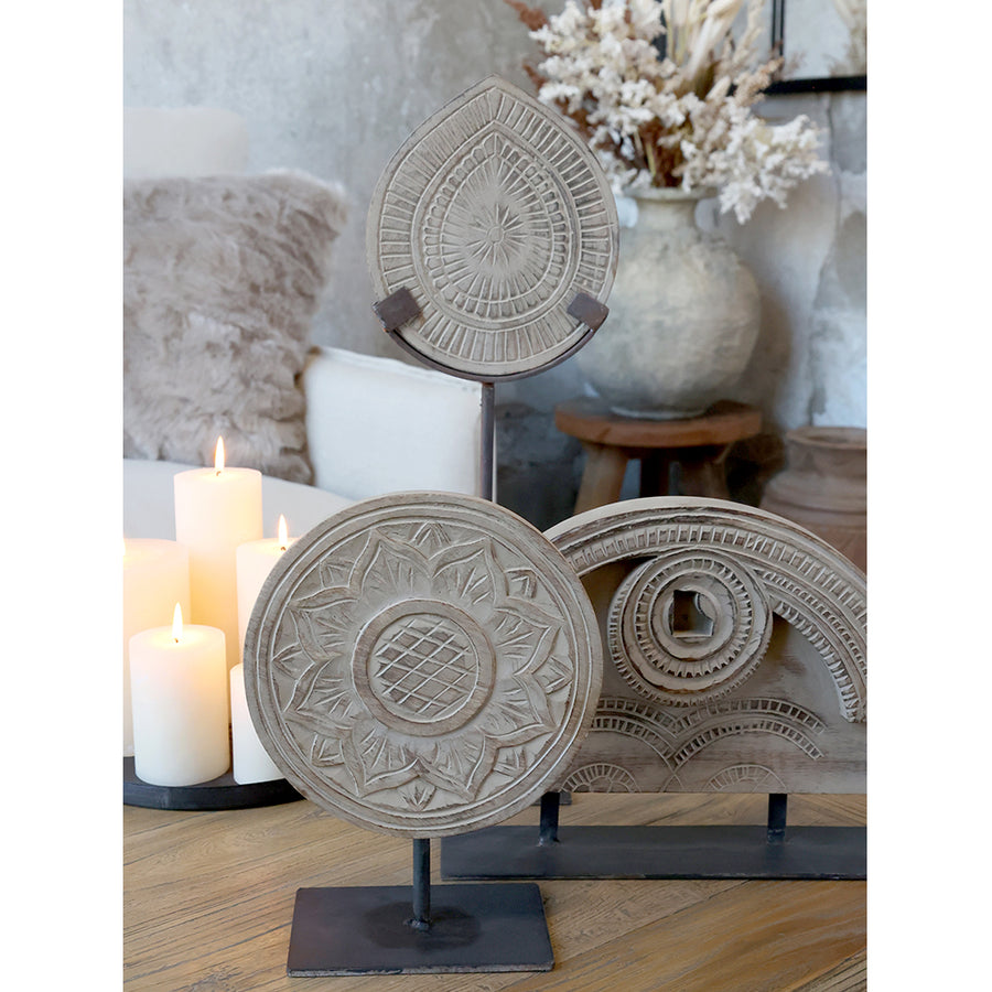 Fém talapzaton álló, antik szürkésbarna színű, kézműves mangófa dísz.