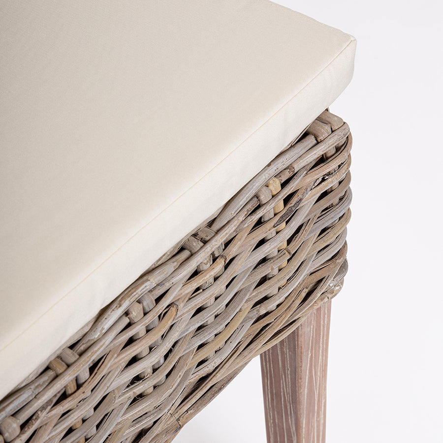 Közeli fotó a MANOEL étkezőszék ülőpárnájáról és fonott rattan részleteiről.