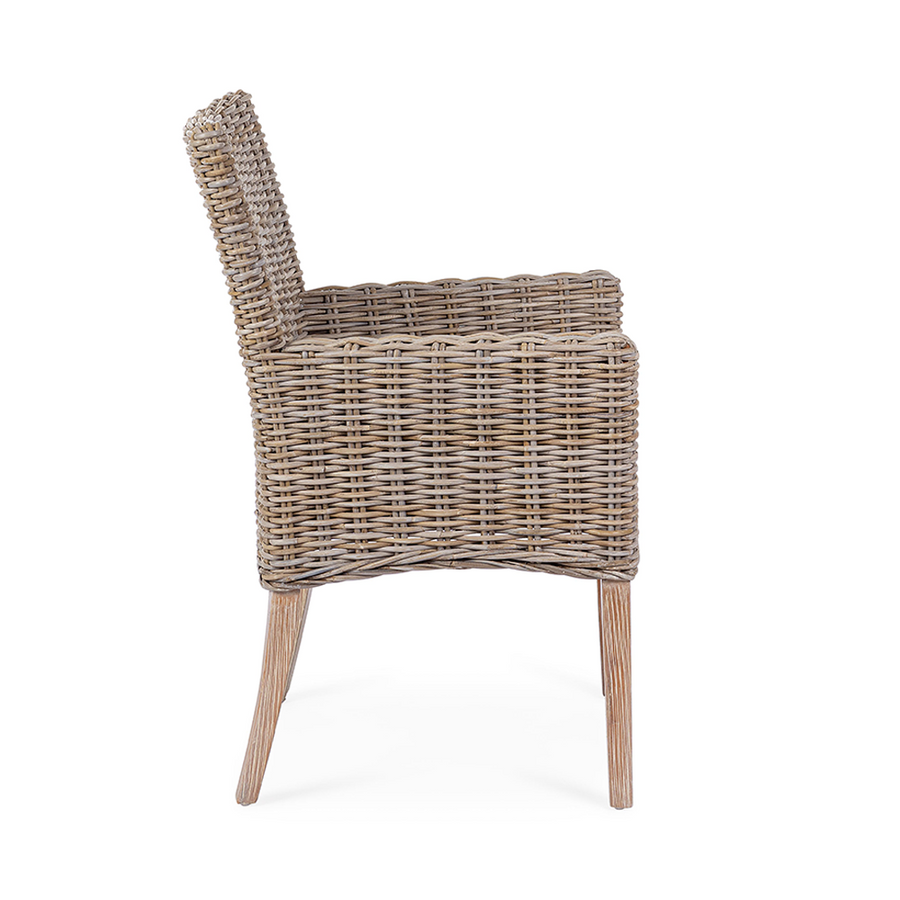 Oldalnézetben a MANOEL natúr rattan karosszék fonott vázzal és kényelmes ülőfelülettel.