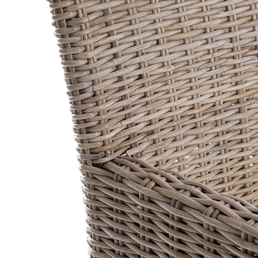 Közeli fotó a MANOEL karosszék fonott kubu rattan részleteiről.