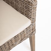 MANOEL karosszék ülőfelületének közeli képe levehető világos poliészter párnával.