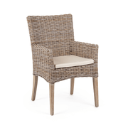 Natúr rattan MANOEL karosszék mahagóni vázzal és világos ülőpárnával, döntött nézetből.