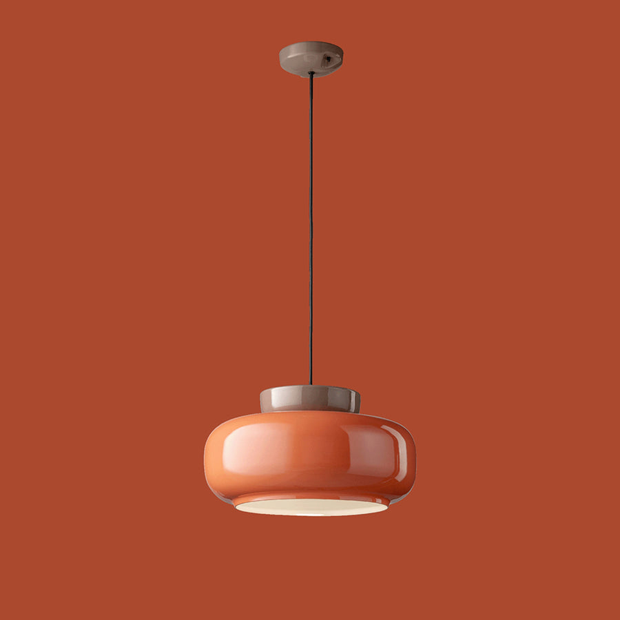 Piros színű formatervezett kortárs design lámpa.