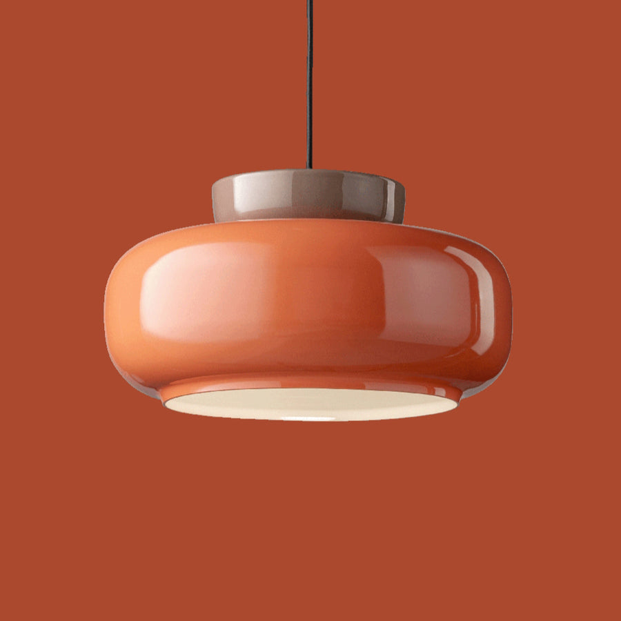 Piros színű formatervezett kortárs design lámpa.