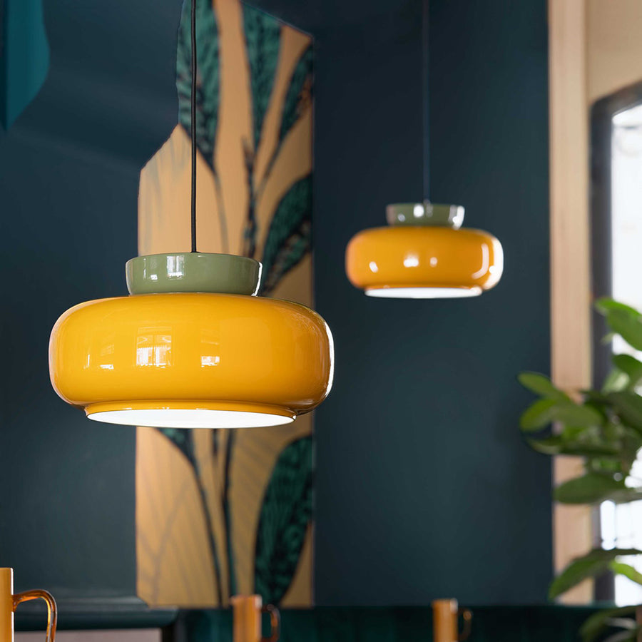 Sárga színű formatervezett kortárs design lámpa.