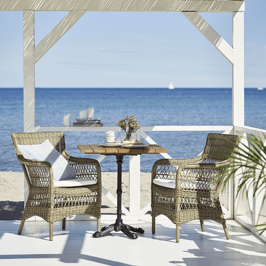 Antikszürke színű, műrattan kerti karosszék.