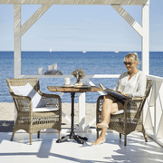 Antikszürke színű, műrattan kerti karosszék.