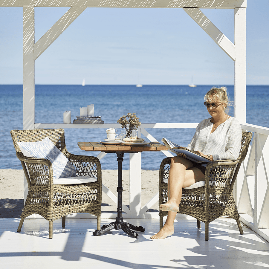 Antikszürke színű, műrattan kerti karosszék.