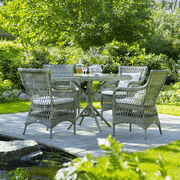 Antikszürke színű, műrattan kerti karosszék.