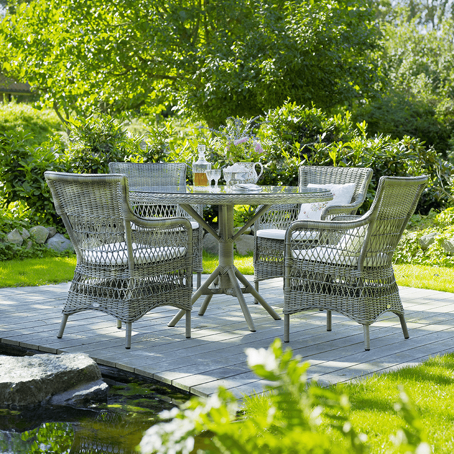 Antikszürke színű, műrattan kerti karosszék.