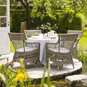 Antikszürke színű, műrattan kerti karosszék.