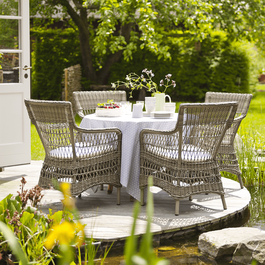 Antikszürke színű, műrattan kerti karosszék.