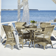 Antikszürke színű, műrattan kerti karosszék.