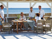 Antikszürke színű, műrattan kerti karosszék.