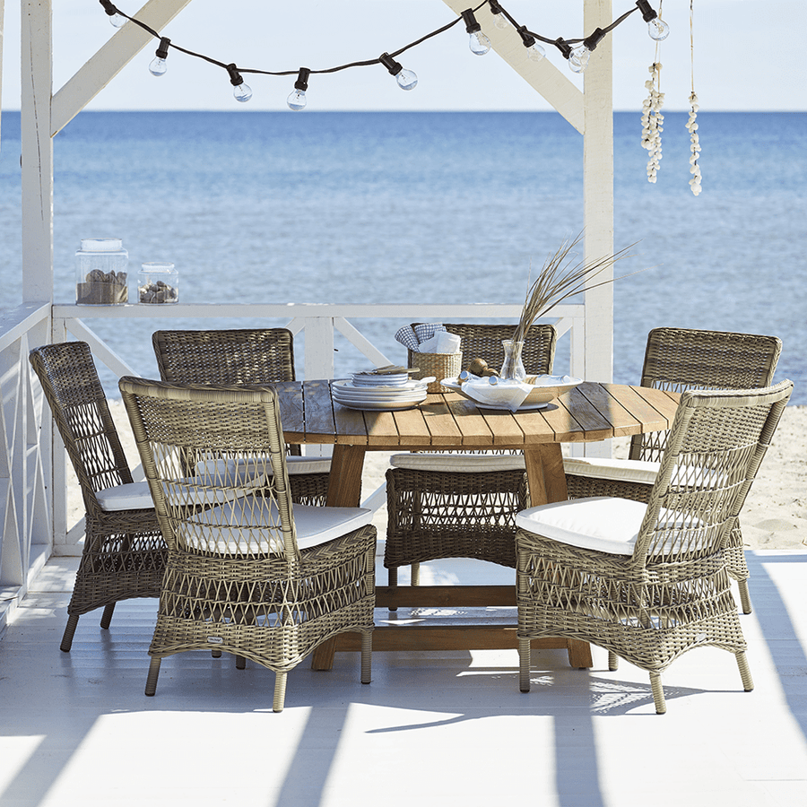 Antikszürke színű, műrattan kerti szék.