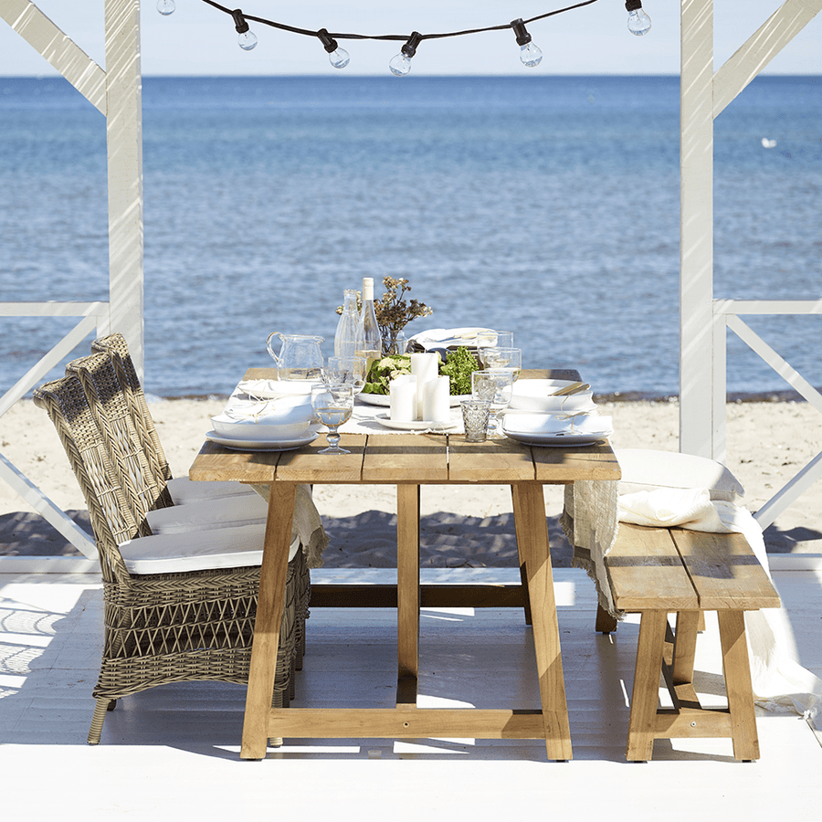 Antikszürke színű, műrattan kerti szék.