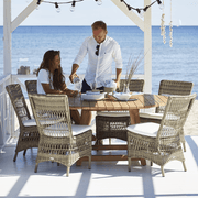 Antikszürke színű, műrattan kerti szék.