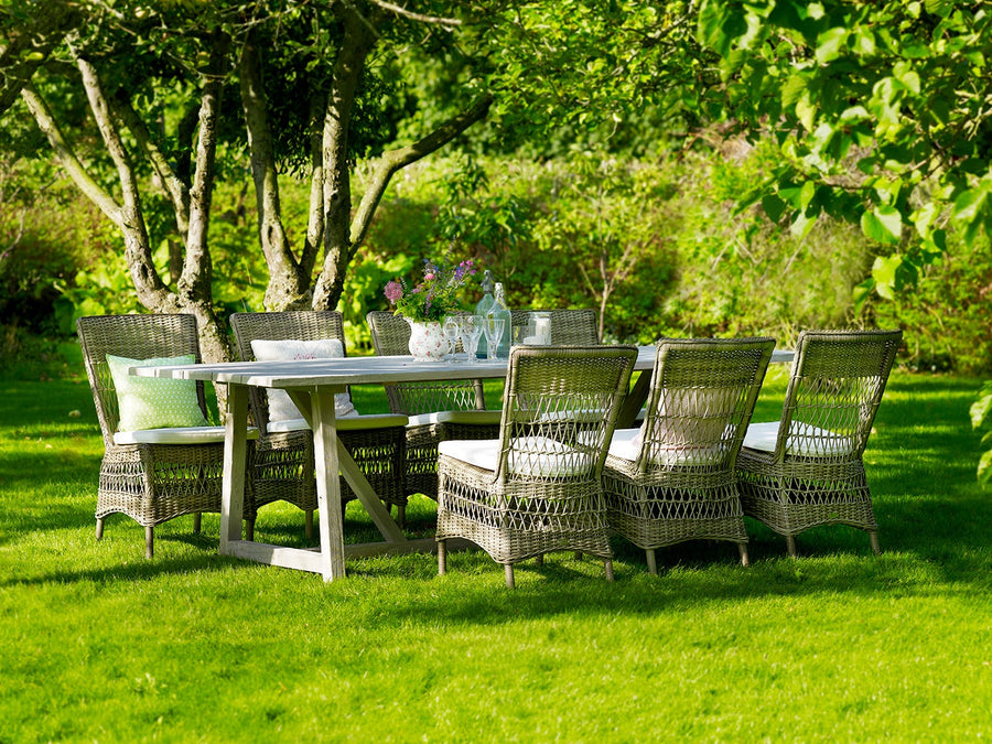 Antikszürke színű, műrattan kerti szék.