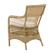 Vintage stílusú, natúr színű, műrattan kerti karosszék.