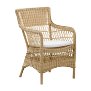 Vintage stílusú, natúr színű, műrattan kerti karosszék.