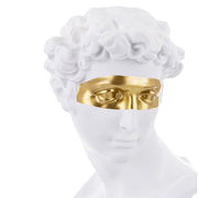 Aranyszínű maszkkal kontrasztozott, nagy méretű, fehér színű férfi mellszobor..