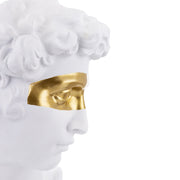 Aranyszínű maszkkal kontrasztozott, nagy méretű, fehér színű férfi mellszobor..