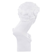 Aranyszínű maszkkal kontrasztozott, nagy méretű, fehér színű férfi mellszobor..