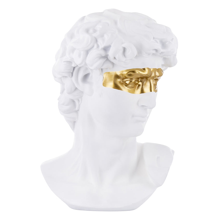 Aranyszínű maszkkal kontrasztozott, nagy méretű, fehér színű Dávid fej mellszobor.