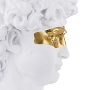 Aranyszínű maszkkal kontrasztozott, nagy méretű, fehér színű Dávid fej mellszobor.