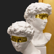 Aranyszínű maszkkal kontrasztozott, nagy méretű, fehér színű Dávid fej mellszobor.