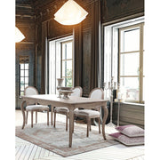 Fehér pigmentes olajjal kezelt, tömör nyírfából készült, ekrüszínű pamutvászonnal kárpitozott szék.