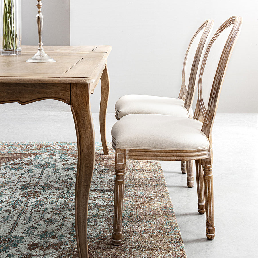 Fehér pigmentes olajjal kezelt, tömör nyírfából készült, ekrüszínű pamutvászonnal kárpitozott szék.