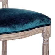 Párizsi kék színű, bársony hatású szövettel kárpitozott étkezőszék.