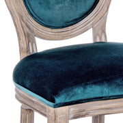 Párizsi kék színű, bársony hatású szövettel kárpitozott étkezőszék.