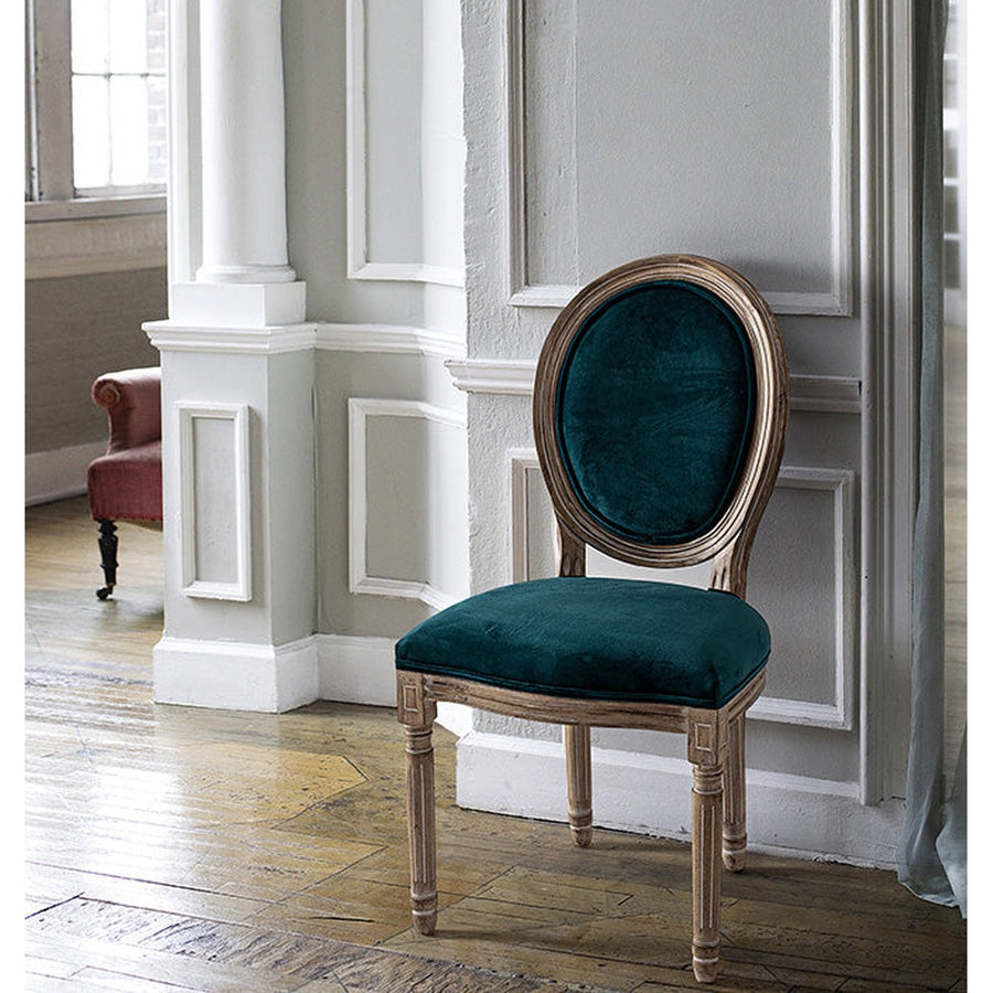 Párizsi kék színű, bársony hatású szövettel kárpitozott étkezőszék.