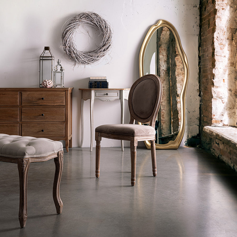 Taupe színű, bársony hatású szövettel kárpitozott étkezőszék.